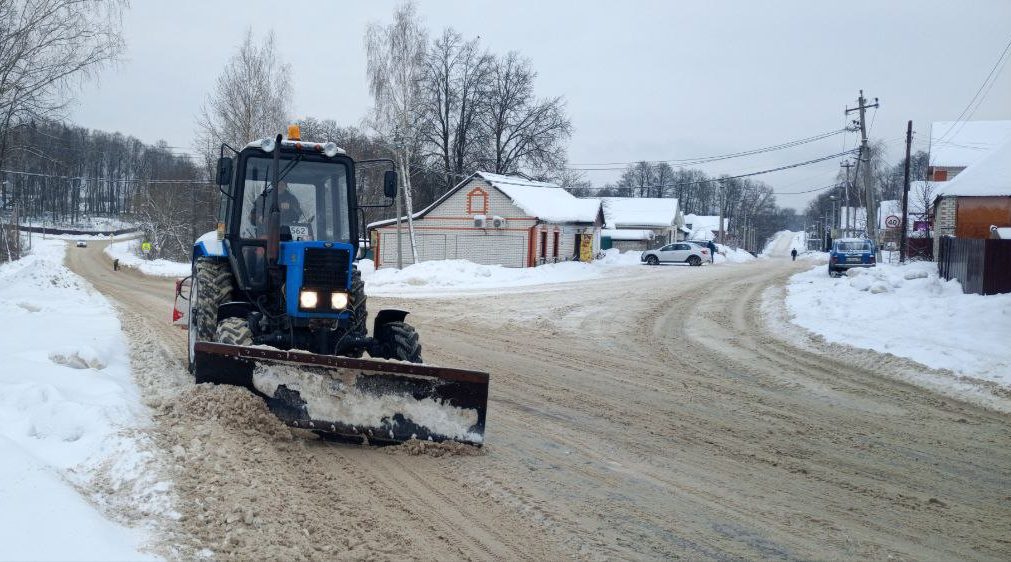 На дорогах Клетнянского района  работает техника коммунальной службы и дорожного участка