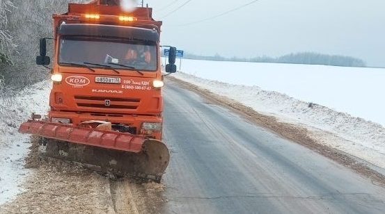 Очистка и обработка  автодорог Брянского региона ведется в круглосуточном режиме