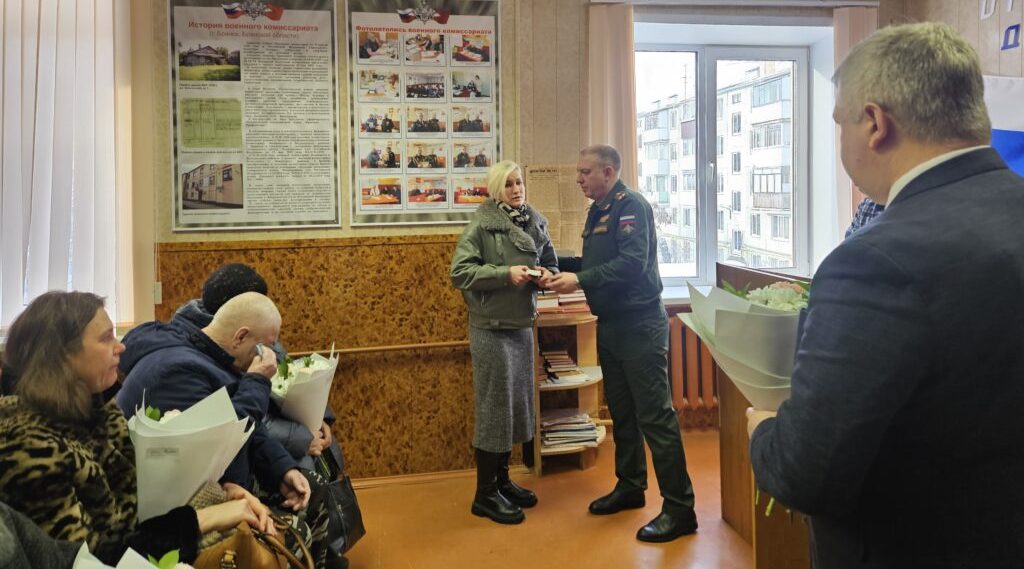 В брянском военкомате прошла церемония награждения родственников погибших военных орденами Мужества