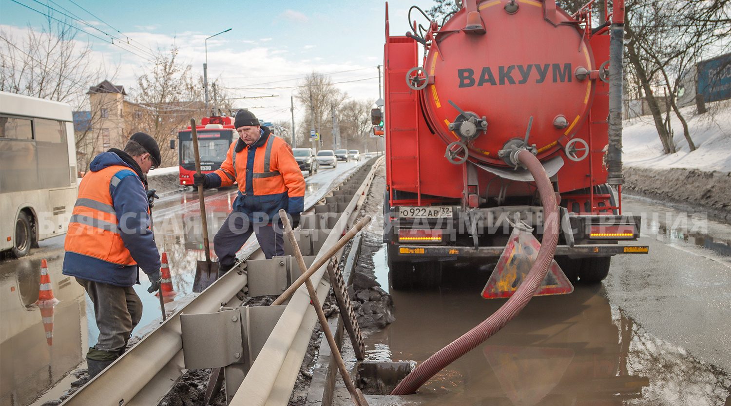 Брянские ливнёвки чистят вакуумом