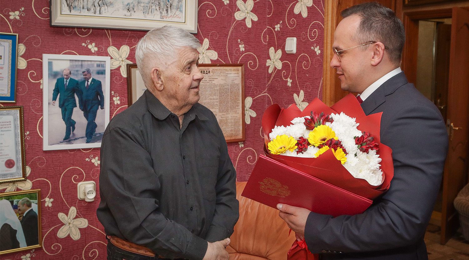 Глава Советского района Денис Семёнов поздравил Юрия Лодкина