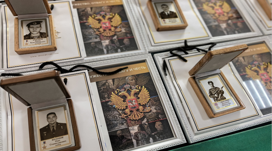 В Брянске семьям погибших героев вручили памятные жетоны