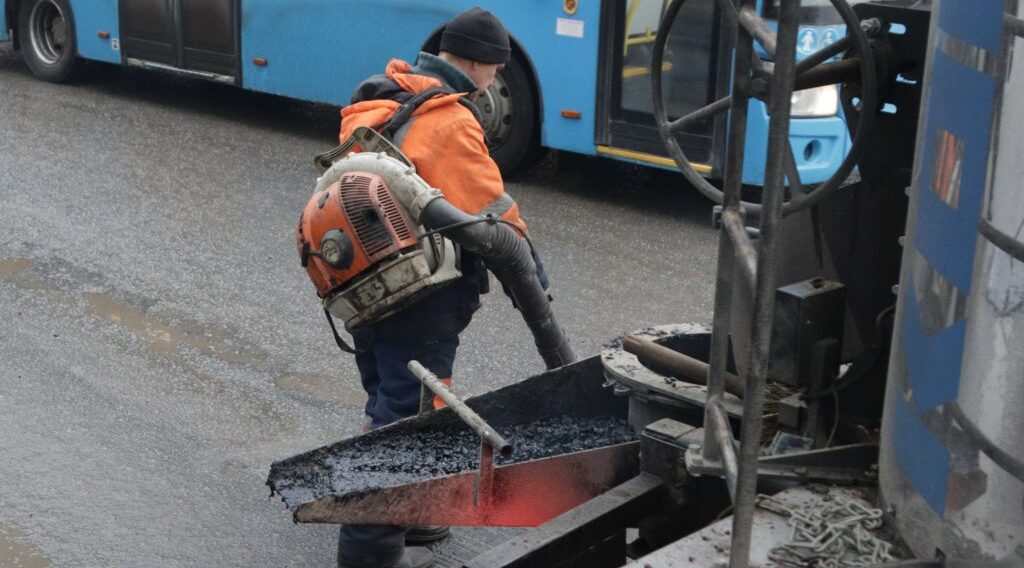 В Брянске продолжается ямочный ремонт дорог