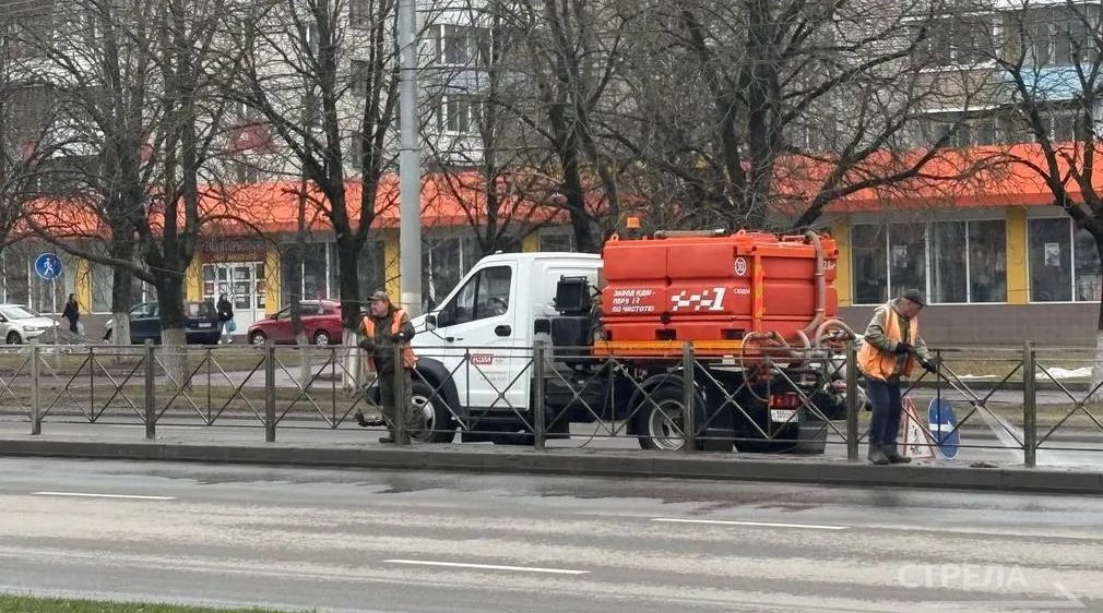 На улицы Брянска вышла спецтехника: город продолжают наводить порядок после зимы