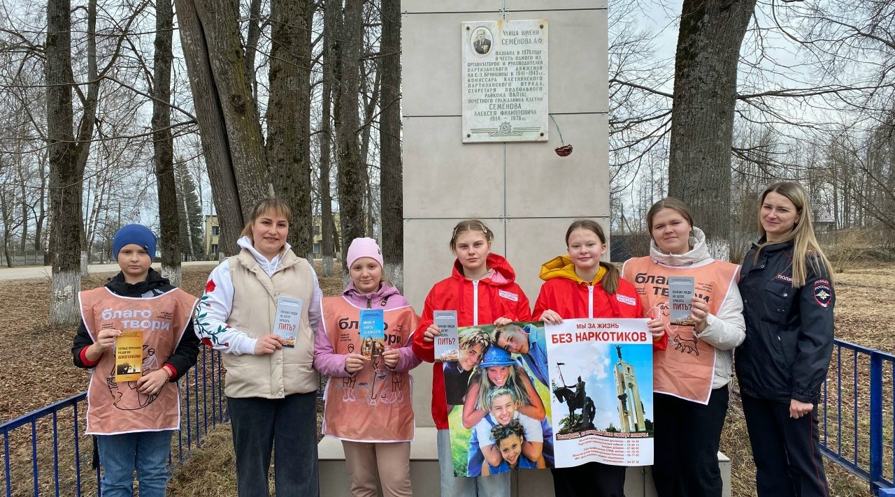 Порядок у памятника и разговор о главном. Участники Движения Первых благоустроили памятник  ВОВ