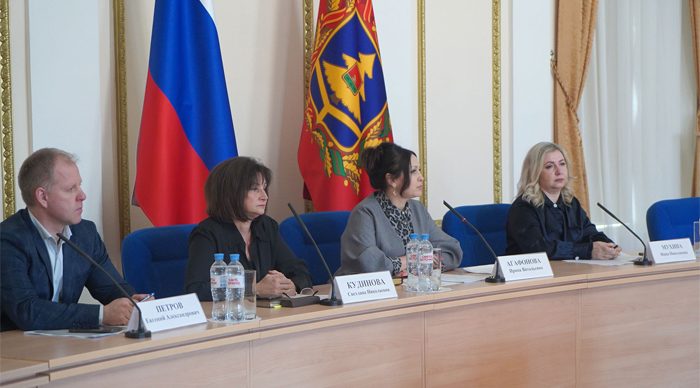  В правительстве Брянской области обсудили поддержку семей и демографию