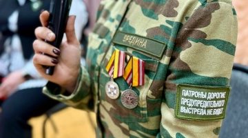 Перед 8 марта в поселке Глинищево состоялась встреча учащихся гимназии №1 с ветераном СВО