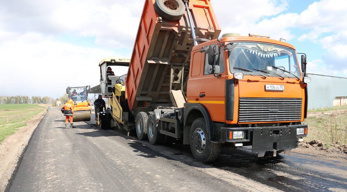 В Стародубском округе начали укладку асфальта на трассе до Тарасовки
