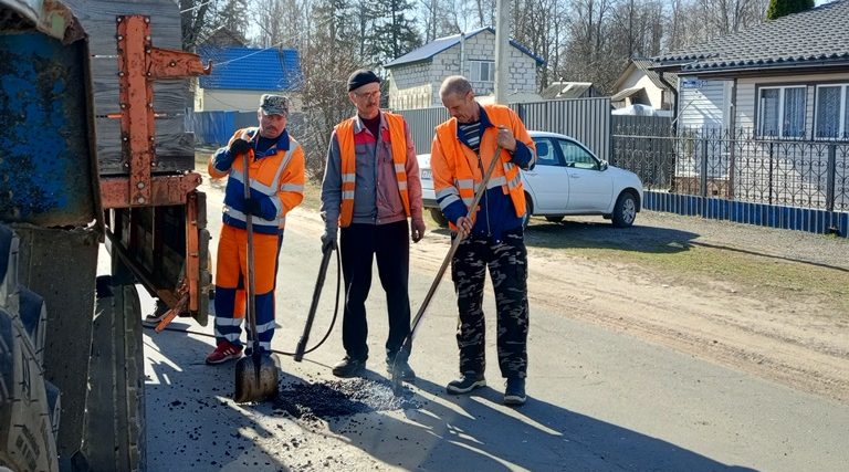 В Клетне начался ямочный ремонт