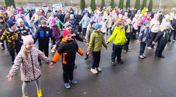 Клетнянские школьники вместе с учителями в День здоровья провели спортивный флешмоб 6+