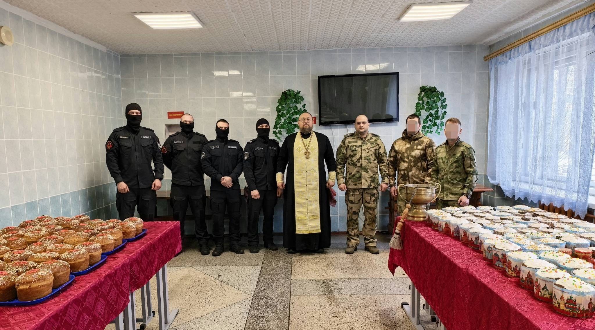 Повара Росгвардии в Брянске накануне Пасхи приготовили праздничные угощения для бойцов