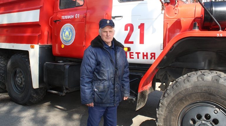 В Клетнянской ПСЧ-21 уже 32 года служит водителем Александр Зорин