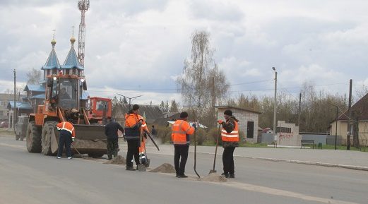 В Клетне убирают очищают обочины дорог от песка