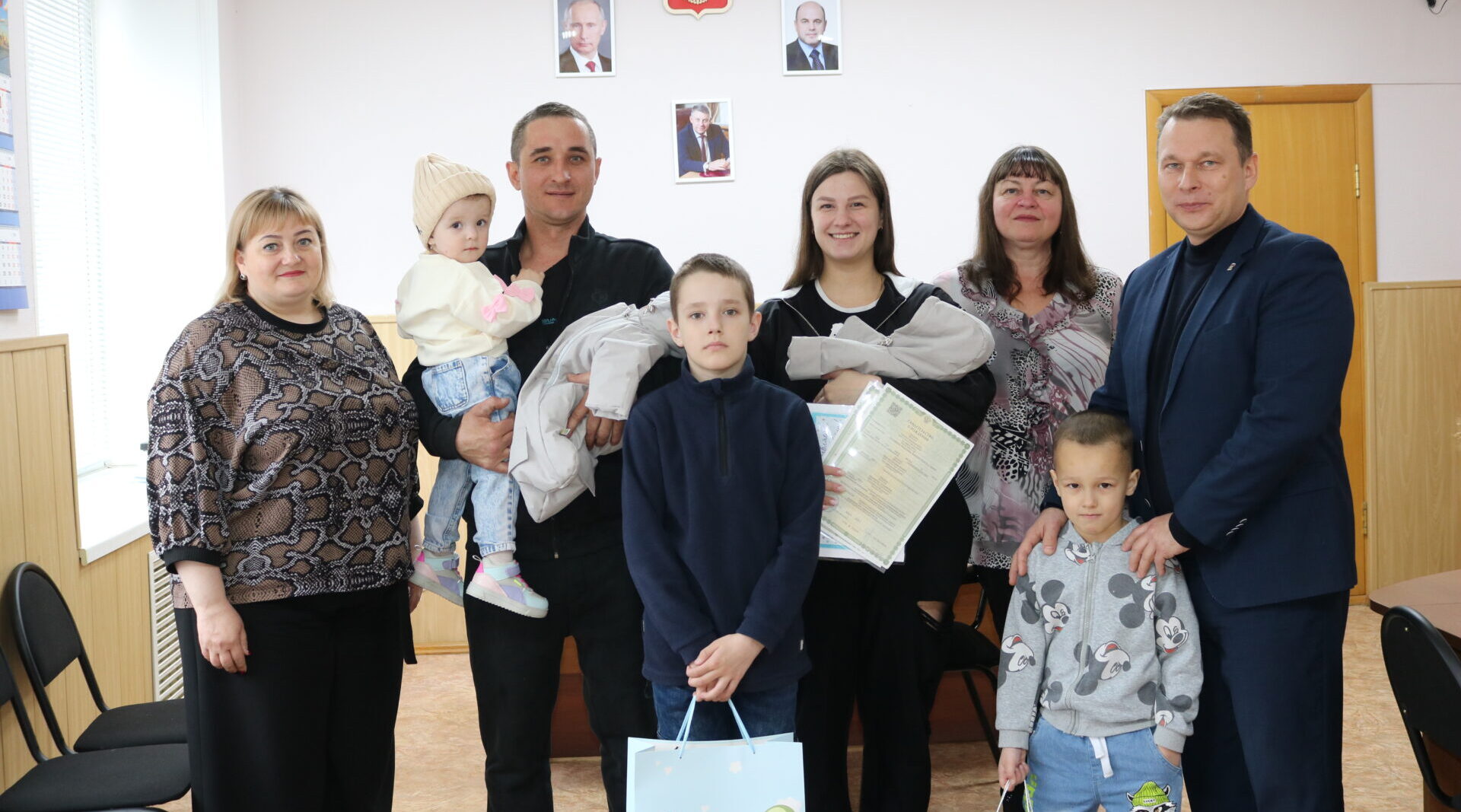 В администрации Комаричского района чествовали многодетную семью Грудина