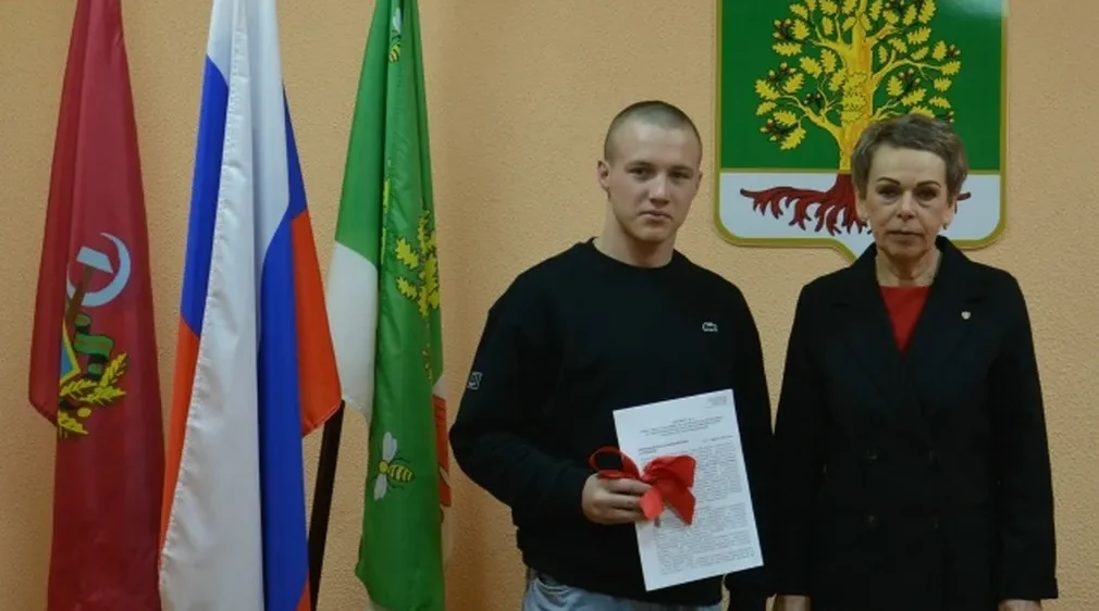 Сироте Станиславу Горковенко из Гордеевского района вручены ключи от квартиры