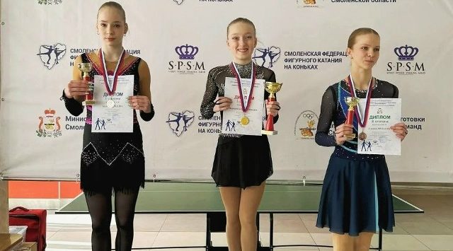 Юные брянские фигуристки — победители и призеры соревнований в Смоленске