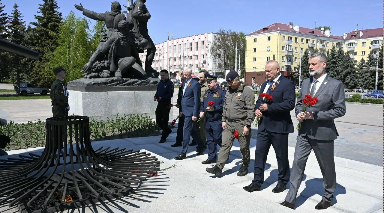 В Брянске возложили цветы к Вечному огню в память о защитниках нашей Родины