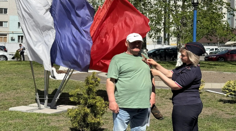 Брянские владельцы оружия получили георгиевские ленточки от росгвардейцев