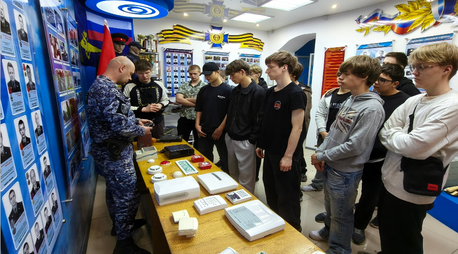 Росгвардейцы провели день открытых дверей для брянских школьников