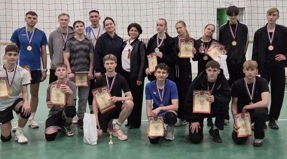 Клетнянские спортсмены в День Победы провели волейбольный турнир