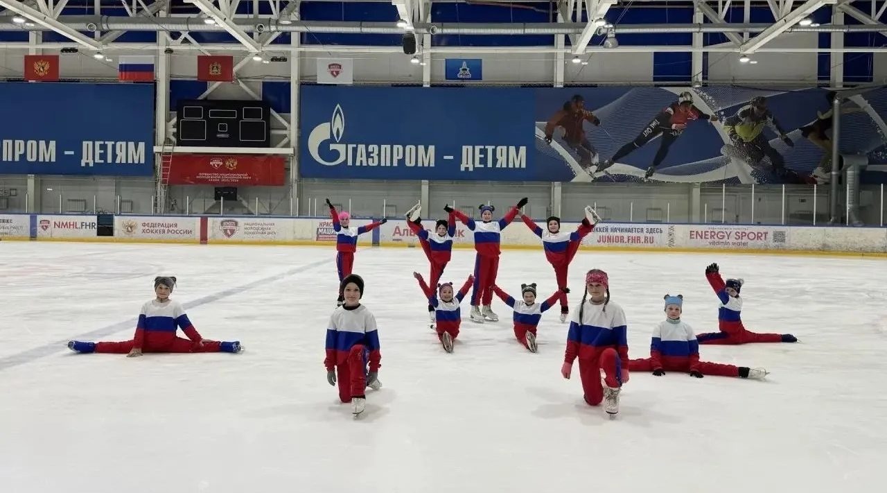 Юные фигуристы Брянска устроили ледовый спектакль «Яркие краски холодного льда»