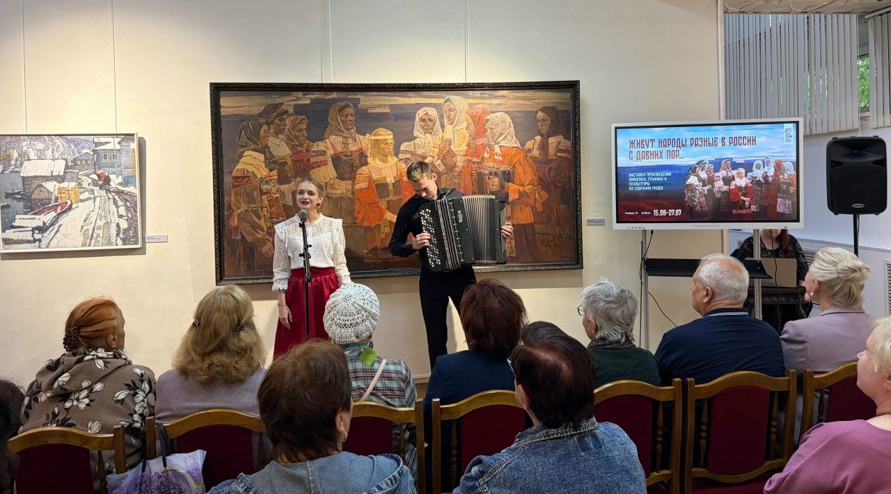 В Брянске открылась яркая выставка о народах России