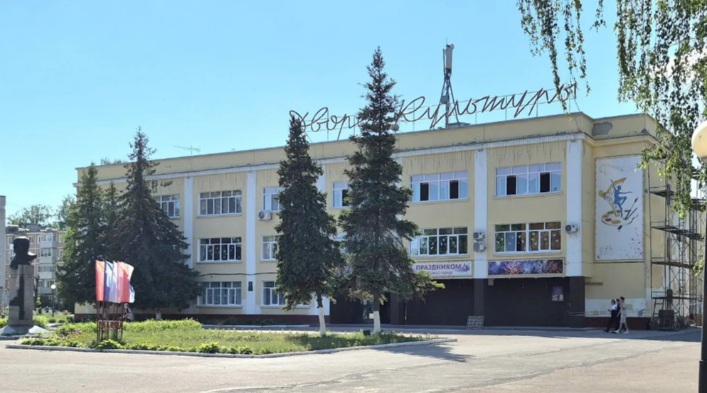 В Сельцо ведутся работы по ремонту фасада Дворца культуры