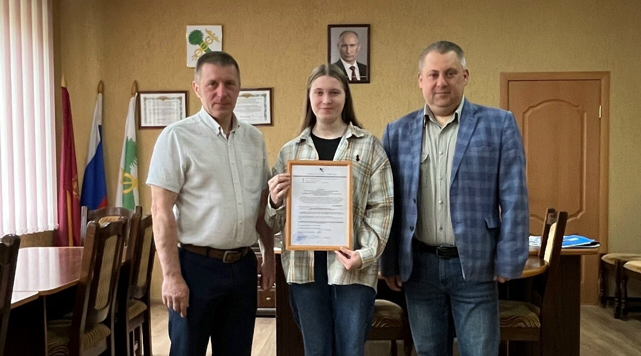 Жительница Новозыбкова из числа детей — сирот получила сертификат на покупку жилья