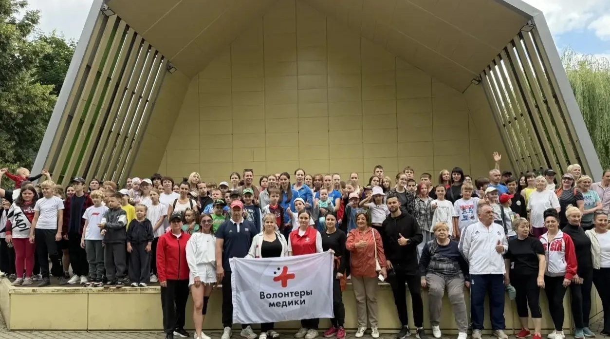 В парке Брянска прошла масштабная утренняя гимнастика с мастерами спорта