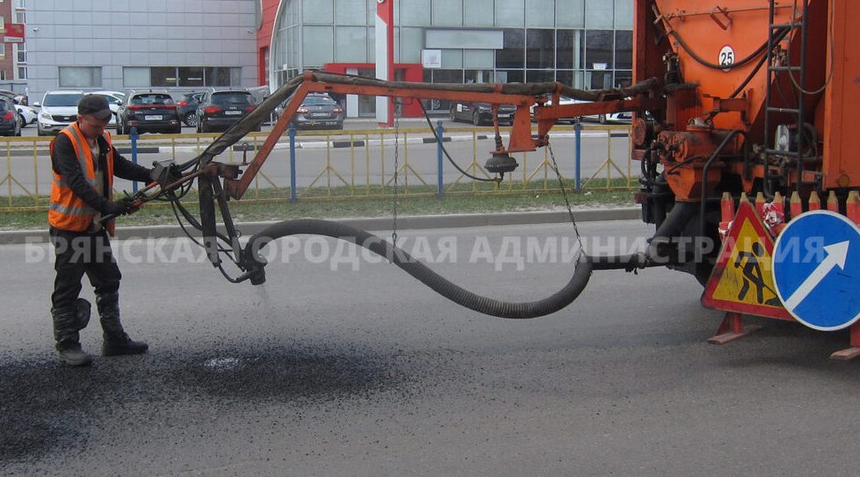 С начала года в Брянске отремонтировано около 20 тысяч квадратных метров дорог