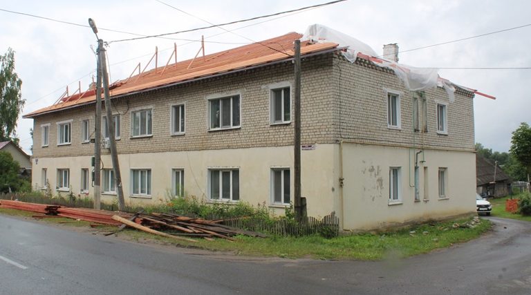 В Клетне ремонтируют крышу многоквартирного дома по улице Орджоникидзе