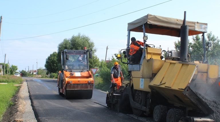 В Клетне продолжается ремонт дороги дороги по 8 Марта