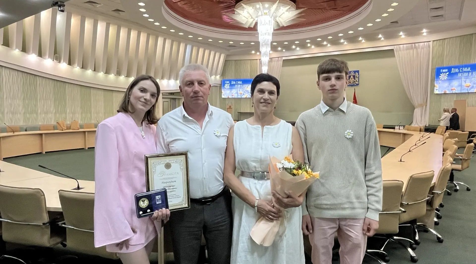 Семье Валерия и Елены Шпаковских из Мирного вручили медаль «За любовь и верность»