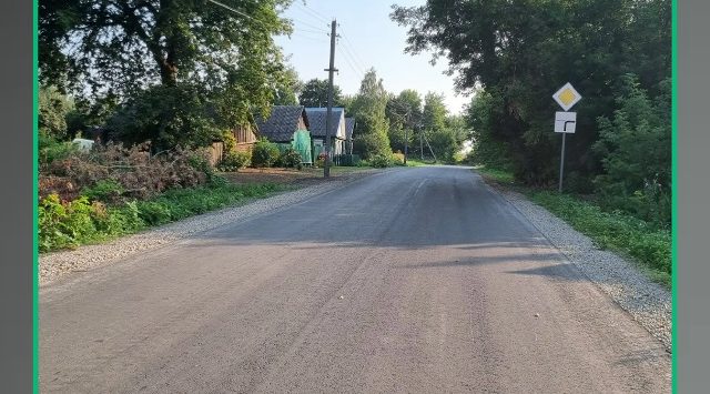 По  нацпроекту в Почепском районе отремонтировали участок автодороги Сетолово — Азарово