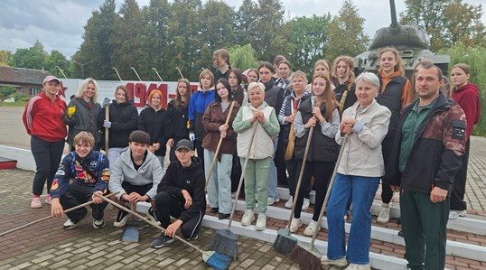 Клетнянские школьники ударно потрудились на субботнике