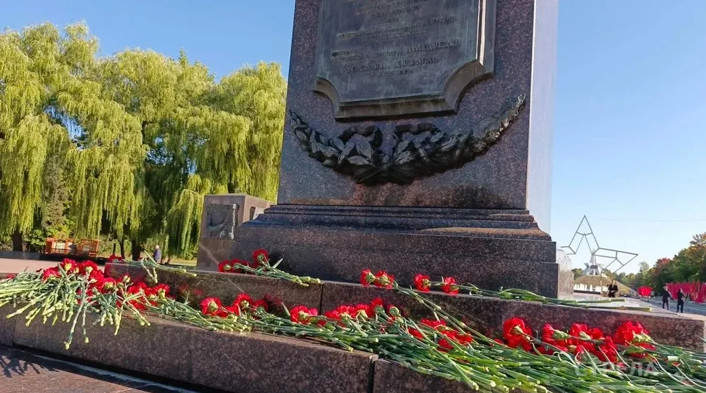 В Брянске прошла памятная церемония у стелы Воинской славы