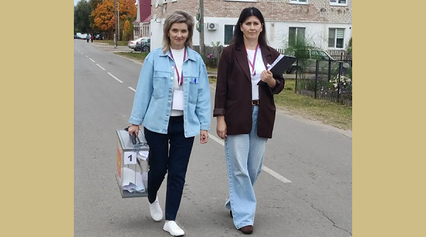 Члены УИК с  теплотой отмечают голосующих на дому активность пожилых жителей Клетни