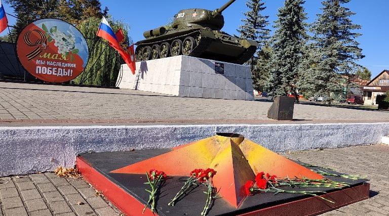 В Клетне в День освобождения Брянщины возложили цветы к Вечному огню
