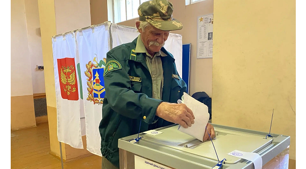 В профессиональный праздник проголосовал лесничий Валерий Головнев