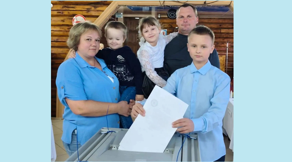 Многодетная семья из Клетни полным составом пришла на избирательный участок