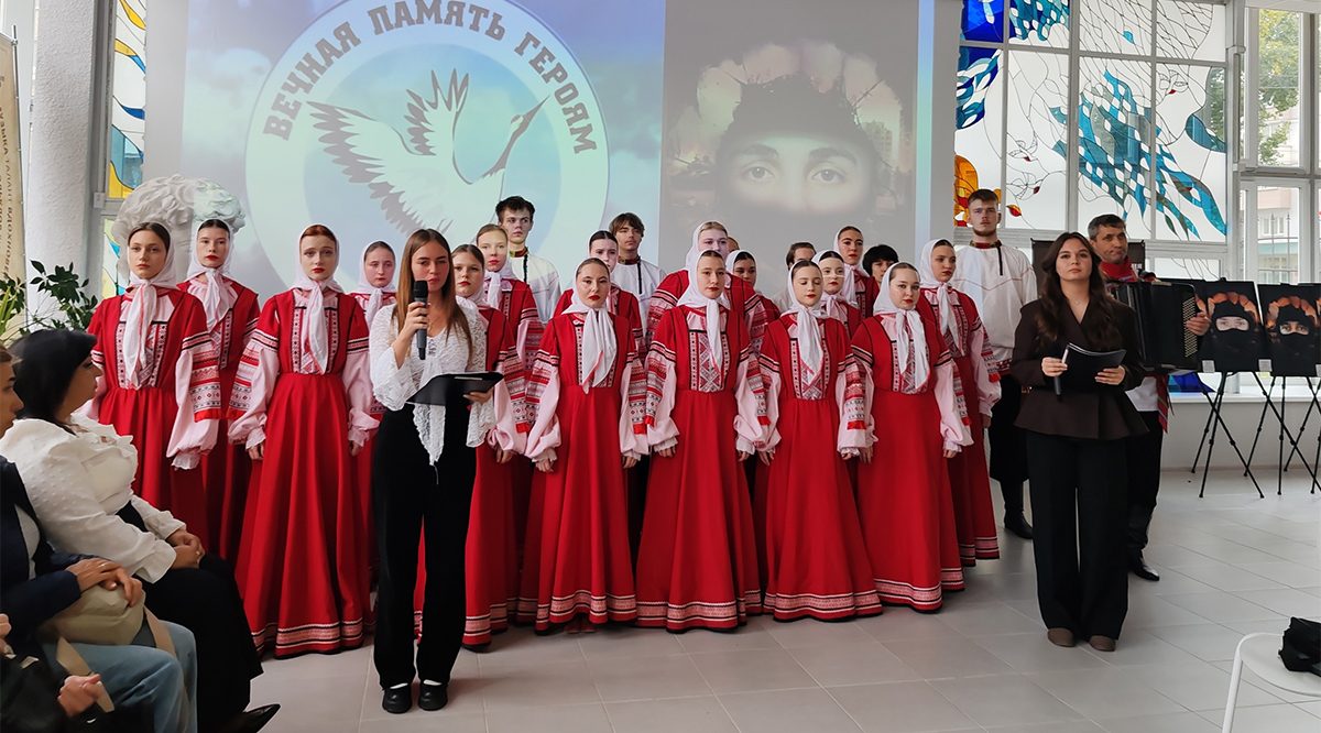 В Брянске открылась выставка памяти погибших защитников Отечества