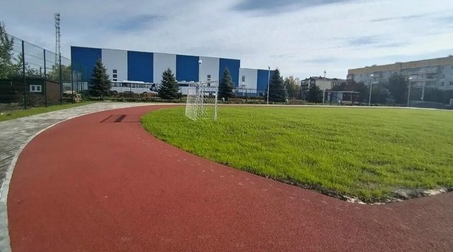 В Трубчевске продолжаются работы по благоустройству спортплощадки