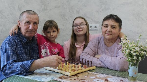 Клетнянские бабушки и дедушки принимают поздравления от любимых внуков