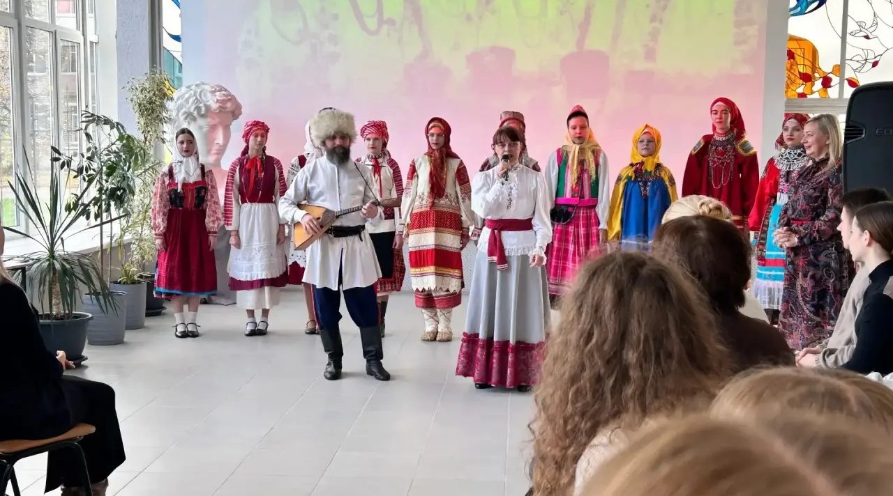 Брянский колледж искусств представил дефиле традиционных костюмов